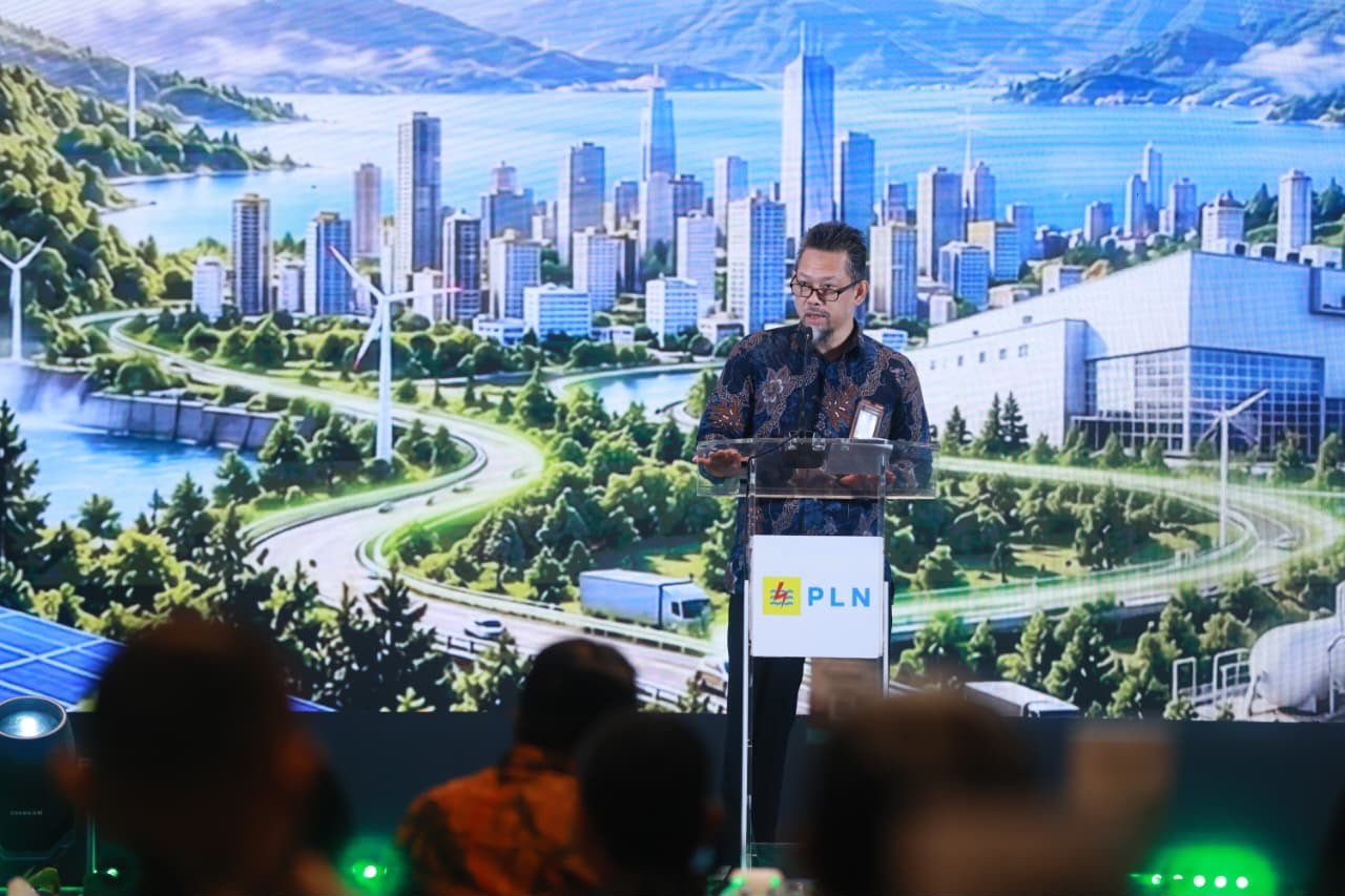 Direktur Energi Terbarukan Ditjen EBTKE Kementerian ESDM, Toni Susandy, pada forum _Green Energy Partnership_ 2026, mengungkapkan bahwa potensi EBT nasional yang melebihi 3.600 Gigawatt (GW) dan porsi EBT 61% (pembangkit listrik) dalam RUPTL 2025–2034 menjadi modal kuat menopang dekarbonisasi sektor industri. Direktur Energi Terbarukan Ditjen EBTKE Kementerian ESDM, Toni Susandy, pada forum _Green Energy Partnership_ 2026, mengungkapkan bahwa potensi EBT nasional yang melebihi 3.600 Gigawatt (GW) dan porsi EBT 61% (pembangkit listrik) dalam RUPTL 2025–2034 menjadi modal kuat menopang dekarbonisasi sektor industri.
