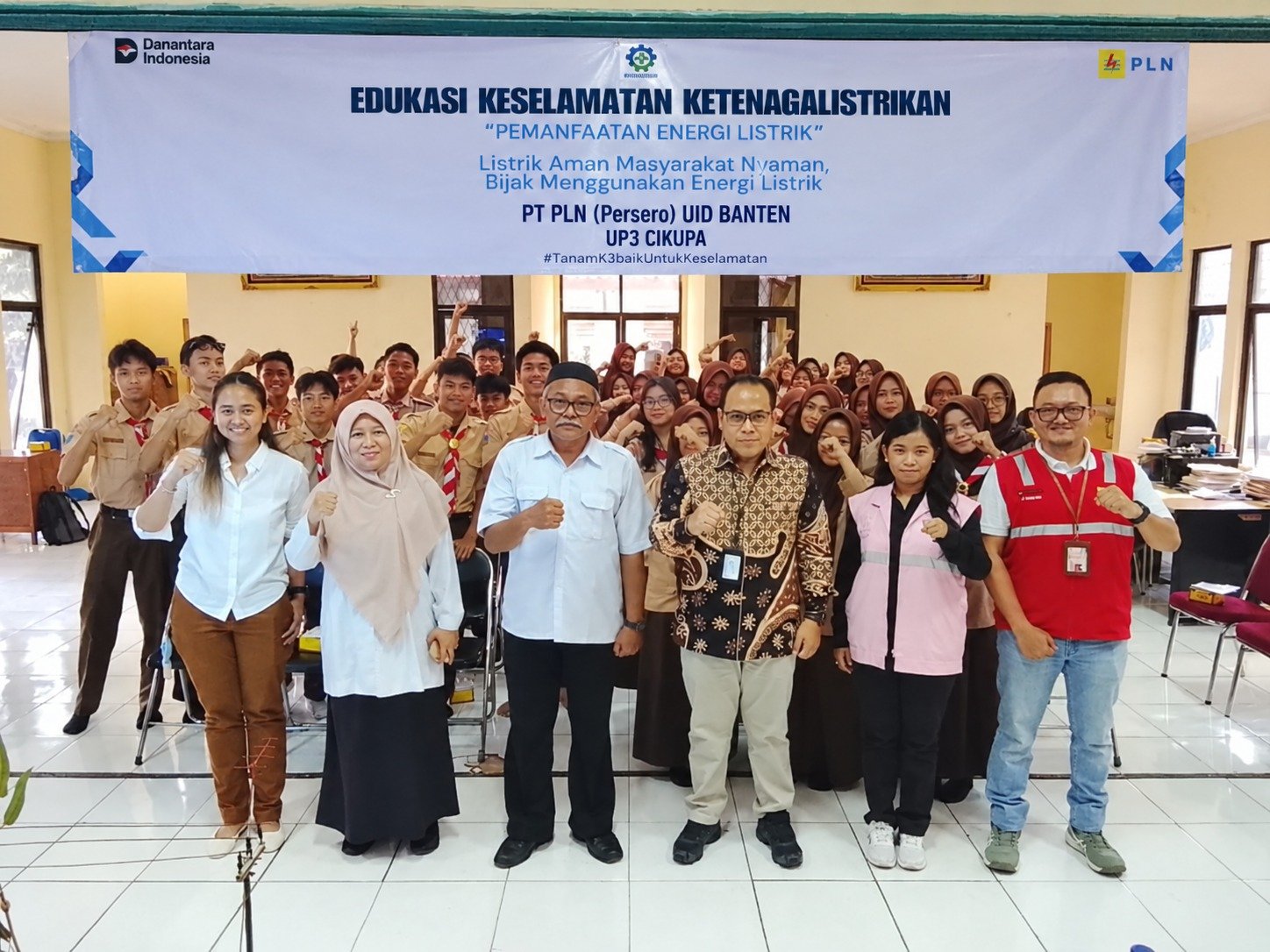 Foto bersama usai kegiatan Edukasi Keselamatan Ketenagalistrikan, Electrifying Lifestyle, dan pengenalan PLN Mobile oleh PLN UP3 Cikupa bersama jajaran SMAN 6 Kabupaten Tangerang.