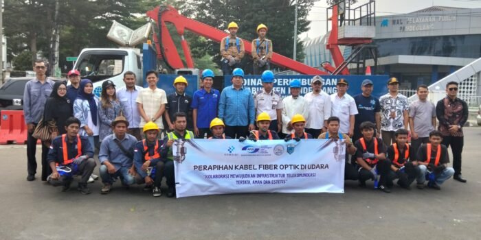 Caption : Kepala Diskomsantik Pandeglang Puji Widodo bersama Ketua Komisi I DPRD Pandeglang Syamsudin Aliandono berfoto bersama Ketua APJII dan KOPI serta jajaran bertempat Alun-alun Pandeglang.