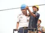 Caption: Direktur PT Awinet Global Mandiri, Nu’man Sumantri di dampingi Kepala Dishub Pandeglang saat melakukan penertiban kabel optik di sepanjang jalan protokol Kabupaten Pandeglang.