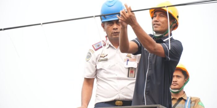 Caption: Direktur PT Awinet Global Mandiri, Nu’man Sumantri di dampingi Kepala Dishub Pandeglang saat melakukan penertiban kabel optik di sepanjang jalan protokol Kabupaten Pandeglang.