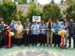Jajaran PLN UID Banten bersama Wakil Bupati Serang, Kepala SD Negeri Pulo Panjang 2, perwakilan LAZ Harfa, serta unsur TNI dan Polri melakukan pengguntingan pita sebagai tanda peresmian bantuan fasilitas pendidikan Program TJSL Bridge Banten di SD Negeri Pulo Panjang 2, Pulau Panjang, Kabupaten Serang, Kamis (15/10).
