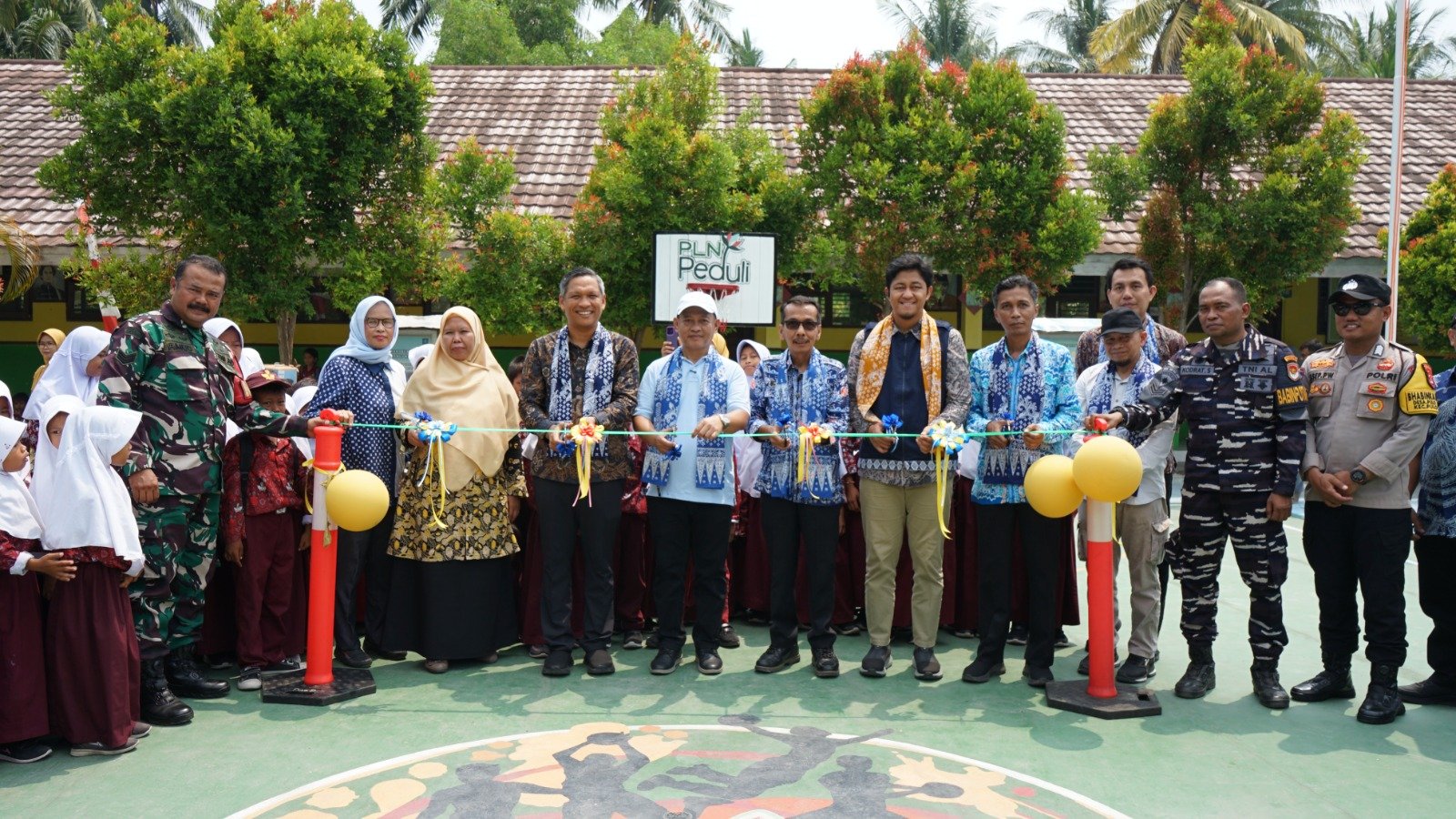 Jajaran PLN UID Banten bersama Wakil Bupati Serang, Kepala SD Negeri Pulo Panjang 2, perwakilan LAZ Harfa, serta unsur TNI dan Polri melakukan pengguntingan pita sebagai tanda peresmian bantuan fasilitas pendidikan Program TJSL Bridge Banten di SD Negeri Pulo Panjang 2, Pulau Panjang, Kabupaten Serang, Kamis (15/10).