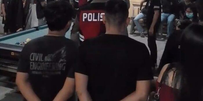 Caption : Puluhan pemandu lagu dan pengunjung tempat karaoke terjaring razia yang digelar Polres Pandeglang di kawasan Carista, Kecamatan Carita, Kabupaten Pandeglang, Banten.