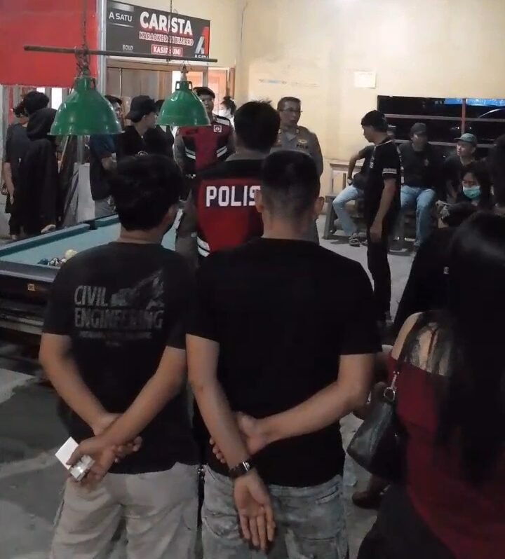 Caption : Puluhan pemandu lagu dan pengunjung tempat karaoke terjaring razia yang digelar Polres Pandeglang di kawasan Carista, Kecamatan Carita, Kabupaten Pandeglang, Banten.