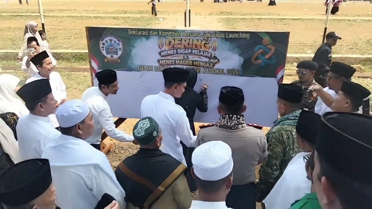 Caption : Penandatanganan deklarasi dan komitmen bersama sekaligus launching DERING Menes Sigap Belajar dan Menes Magrib Mengaji dalam rangka Hari Santri Nasional di Alun-alun Menes, Pandeglang.