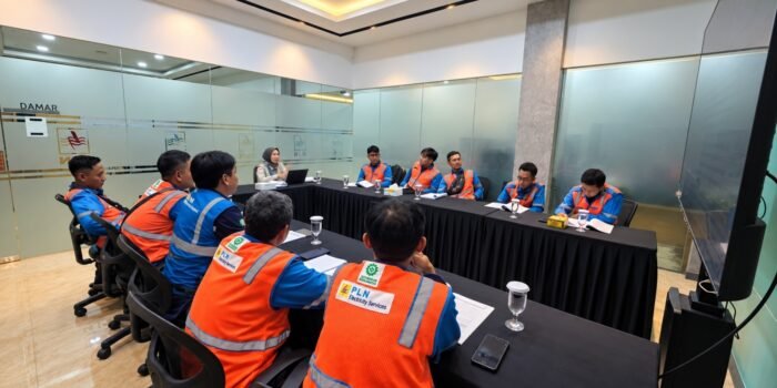 Tim LPPKM FKM UI memandu Focus Group Discussion (FGD) bersama petugas lapangan PLN UID Banten sebagai bagian dari rangkaian Safety Culture Assessment Level (SCAL). Diskusi ini menggali pengalaman dan penerapan budaya Keselamatan dan Kesehatan Kerja (K3) dalam aktivitas pekerjaan sehari-hari di lapangan.