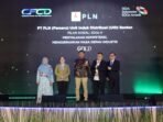 Senior Manager Keuangan, Komunikasi, dan Umum PLN UID Banten, Novianto Hericahyono (tengah), menerima penghargaan GOLD Indonesian SDGs Awards (ISDA) 2026 yang mengusung tema “Menyalakan Kompetensi, Menggerakkan Masa Depan Industri” melalui program TJSL Electric Techno Industri di SMK Jaya Buana.