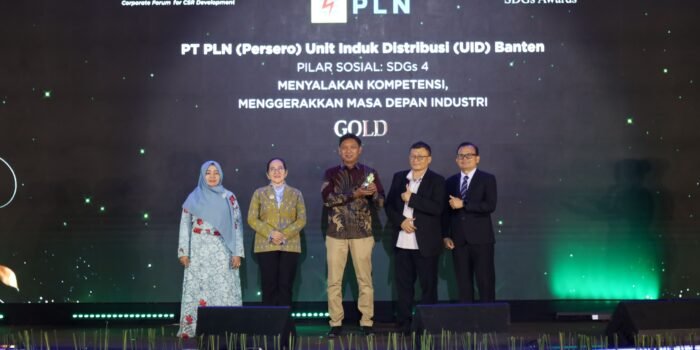 Senior Manager Keuangan, Komunikasi, dan Umum PLN UID Banten, Novianto Hericahyono (tengah), menerima penghargaan GOLD Indonesian SDGs Awards (ISDA) 2026 yang mengusung tema “Menyalakan Kompetensi, Menggerakkan Masa Depan Industri” melalui program TJSL Electric Techno Industri di SMK Jaya Buana.