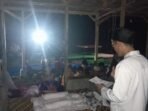 Caption : Seorang warga memanfaatkan lampu sepeda motor sebagai penerangan saat menggelar acara tasyakuran di Kampung Jalan Lempeung, Desa Cilegong Ilir, Kecamatan Banjarsari, Kabupaten Lebak, Banten, akibat pemadaman listrik.