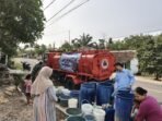 Caption : Mitra SPPG Nanggala 2 bersama Banbinsa Desa Nanggala dan BPBD Kabupaten Pandeglang memberikan bantuan air bersih kepada warga Desa Nanggala Kecamatan Cikeusik.