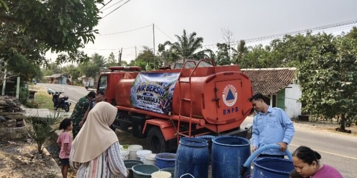 Caption : Mitra SPPG Nanggala 2 bersama Banbinsa Desa Nanggala dan BPBD Kabupaten Pandeglang memberikan bantuan air bersih kepada warga Desa Nanggala Kecamatan Cikeusik.
